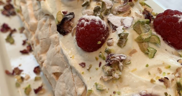 meringuerol met rozenblaadjes en frambozen (Ottolenghi)