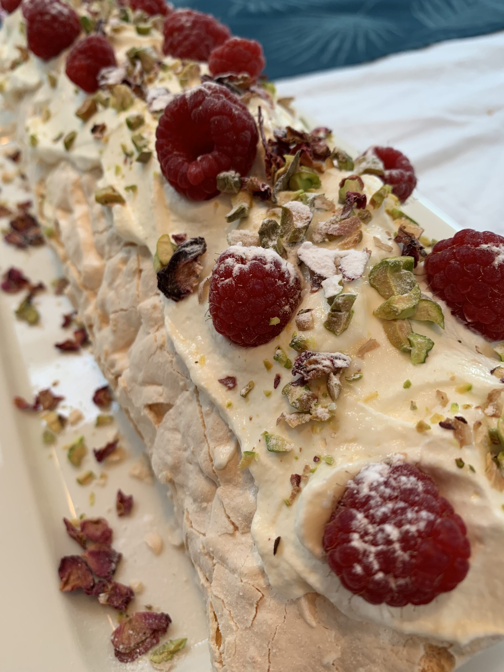 meringuerol met rozenblaadjes en frambozen (Ottolenghi)